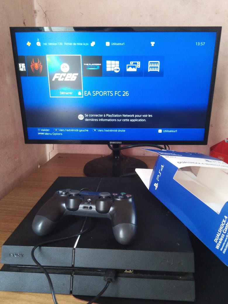 PS4 a vendre + manette + craquer ou non disponible immédiatement + le tout complet