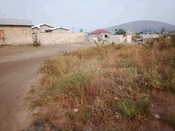 20/20 parcelle a vendre quartier Djirie en face d'Emilie biayenda 