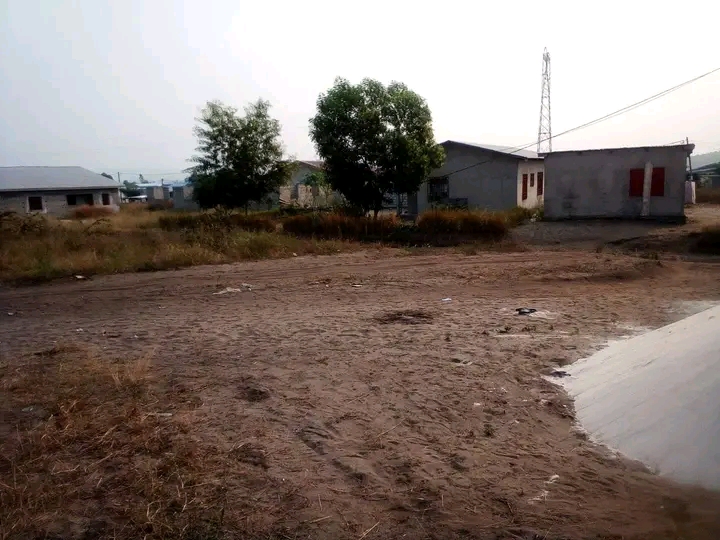 20/20 parcelle a vendre quartier Djirie en face d'Emilie biayenda 