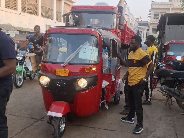 BAJAJ RE-4S PETITA