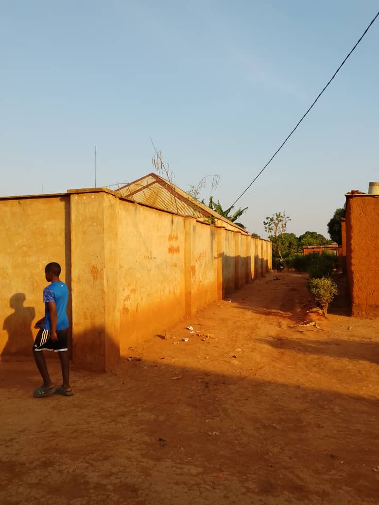 Parcelle de 875 m² avec maison et boyerie à vendre à Luwowoshi