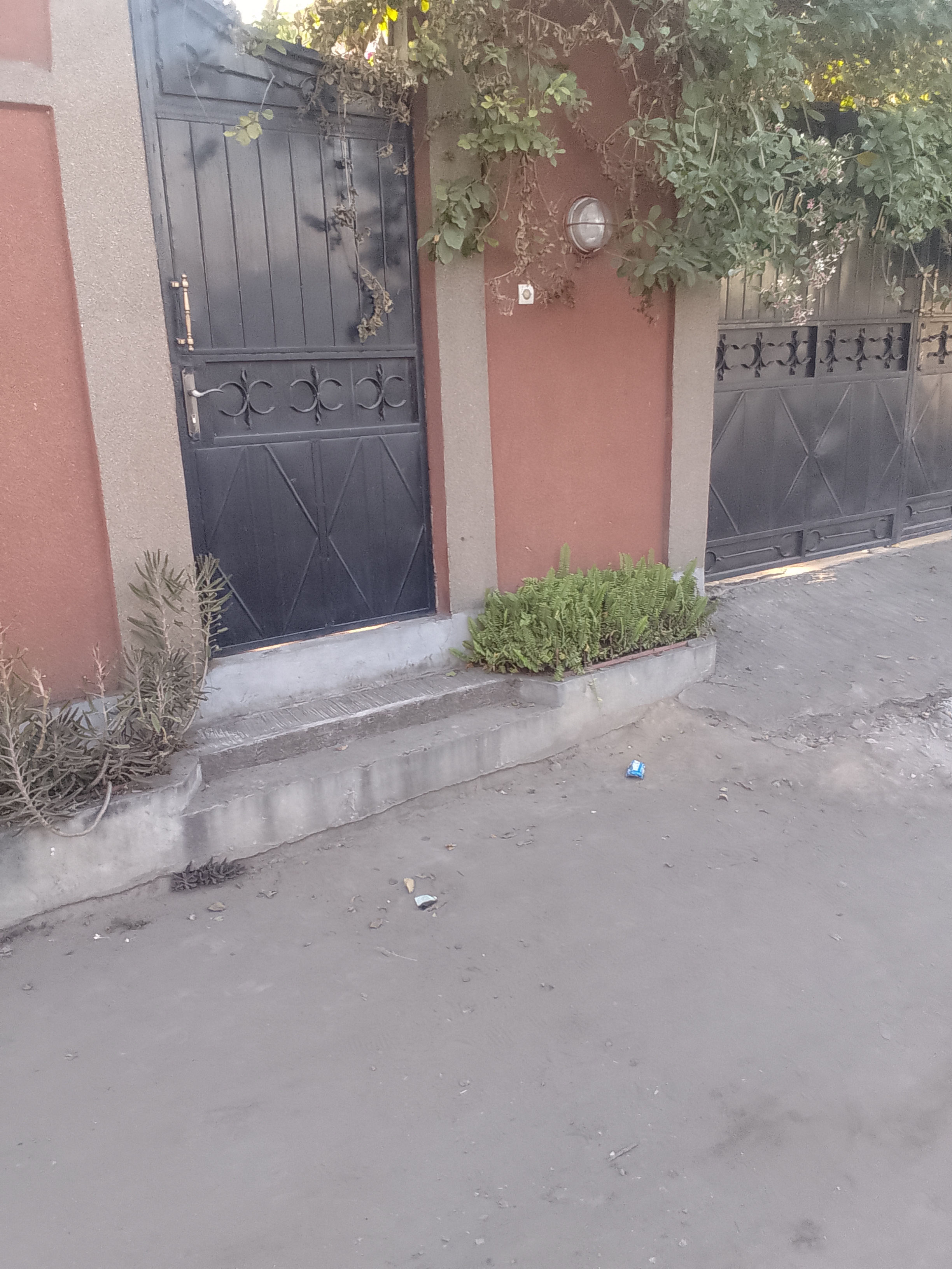 quartier mansimou non loin du goudron 